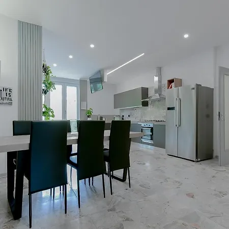 8 Bedroom Apartment In Reggio Emilia Center Daire *