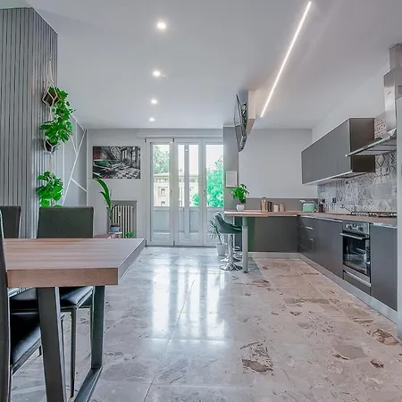 8 Bedroom apartment in Reggio Emilia center *