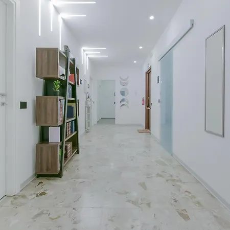 8 Bedroom Apartment In Reggio Emilia Center Daire